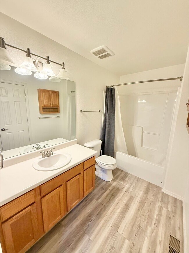 Building Photo - End- unit townhome on Hamlet!