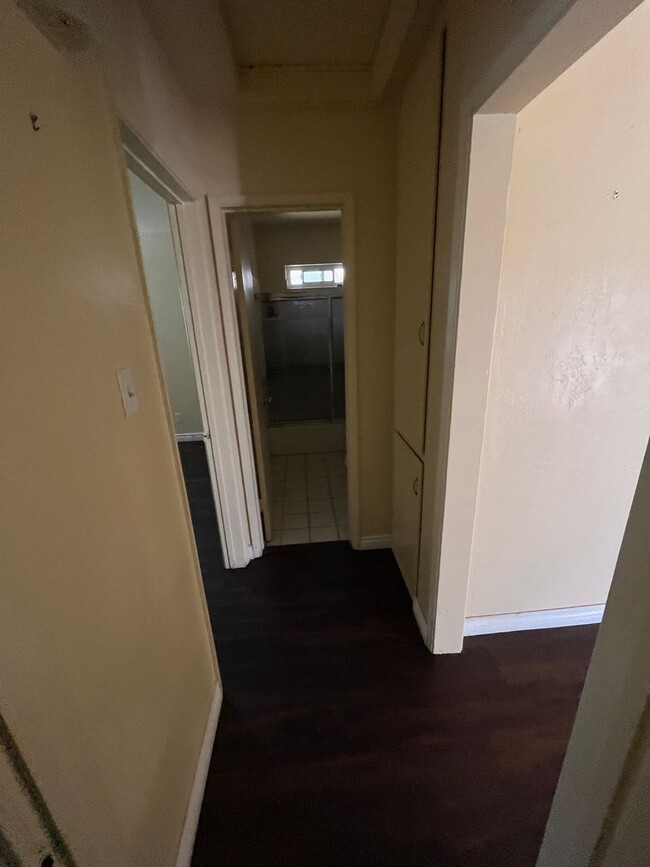 Building Photo - House 2BR/1BA Available Now