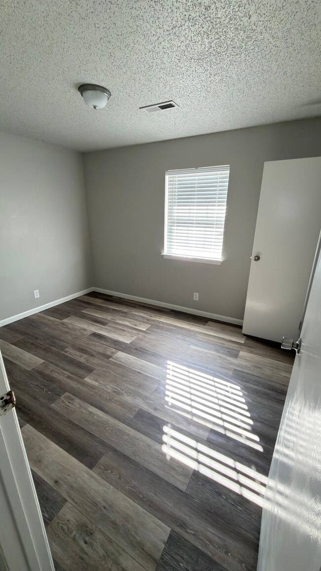 Building Photo - 150 W Kent St