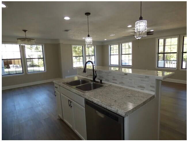 Building Photo - 811 Howe St