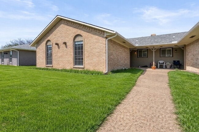 Building Photo - 15839 El Estado Dr