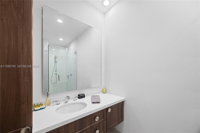 Building Photo - 513 Palm Dr