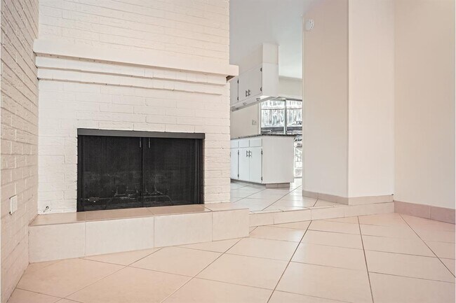 Building Photo - 3004 Maywood Cir