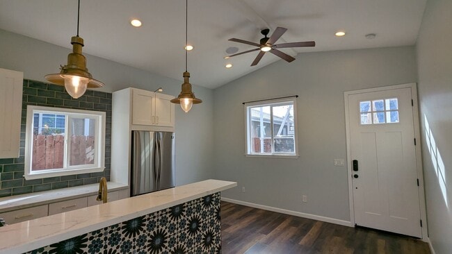 Primary Photo - Private 1 Bed 1 Bath Back House with Yard ...