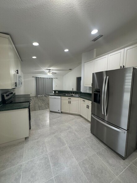 Building Photo - 833 Greenleaf Cir