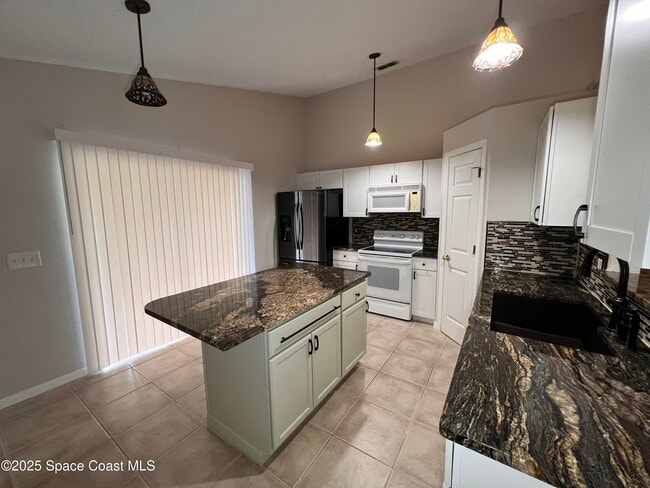 Building Photo - 2245 Redwood Cir