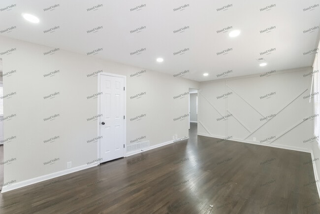 Building Photo - 10706 Ewing Ave