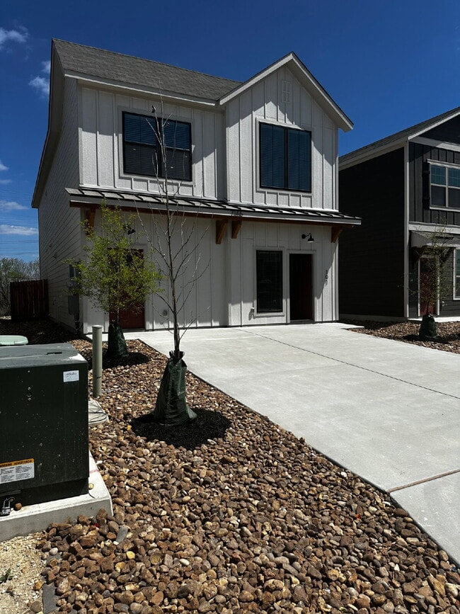 Building Photo - "Charming 3-Bedroom Duplex in San Antonio with Granite Elegance!"