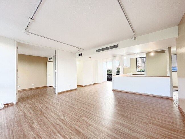 Building Photo - Downtown Living at Royal Queen Emma! 2 PAR...