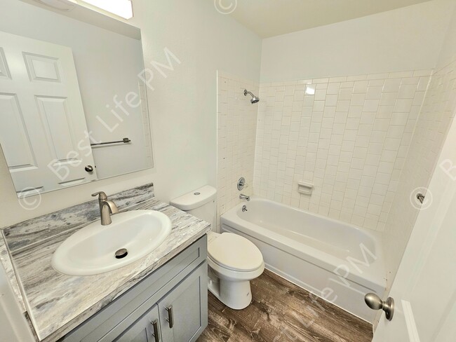 Building Photo - 2112 NE 33rd St