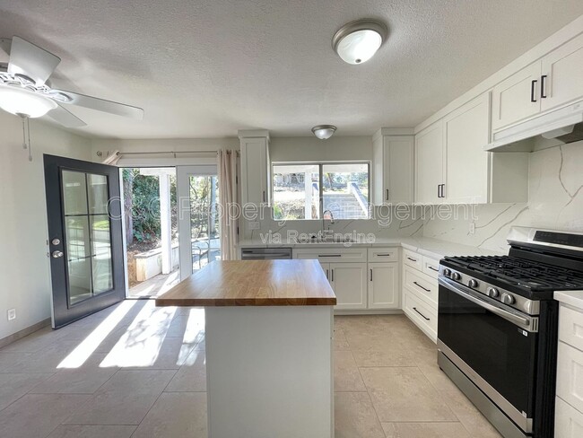 Building Photo - 851 Fulton Rd