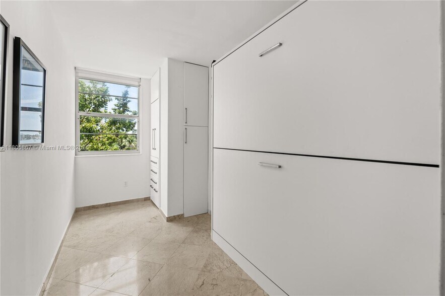Building Photo - 5640 Collins Ave