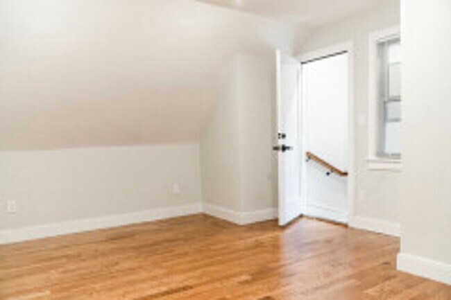 Building Photo - 11 Falkland St