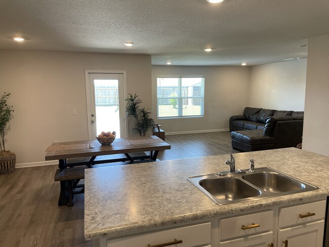 Building Photo - 5240 Peach Dr