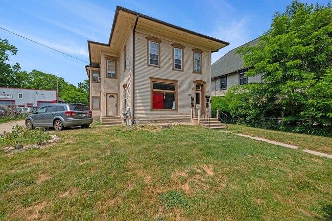 Building Photo - Attractive Remodeled Efficiency 2nd floor ...