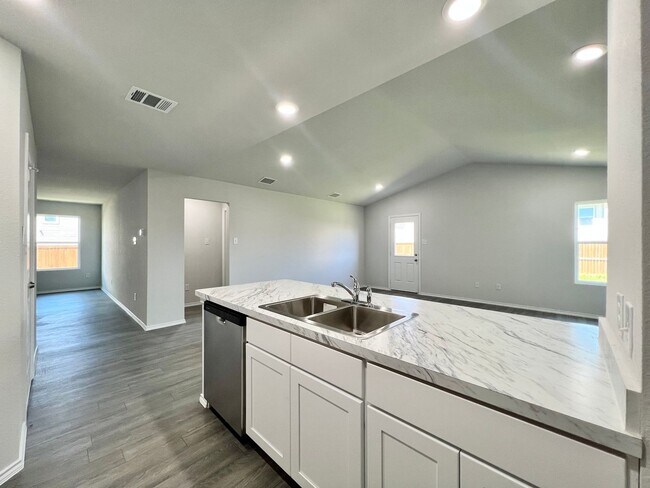 Building Photo - Cozy Home in The Villages of Mayfield