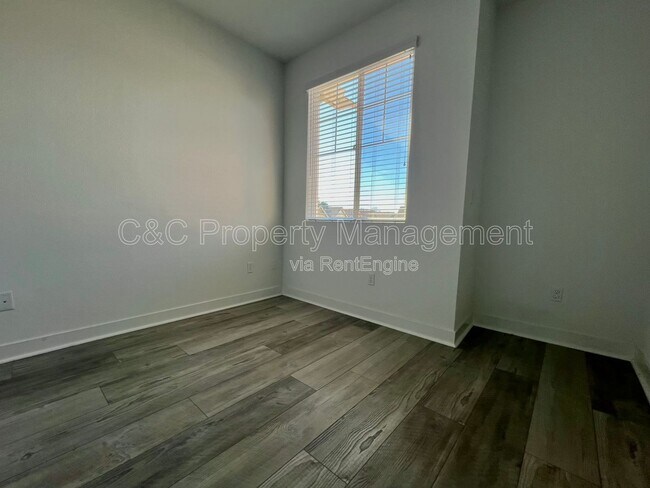 Building Photo - 374 Hansen Ter
