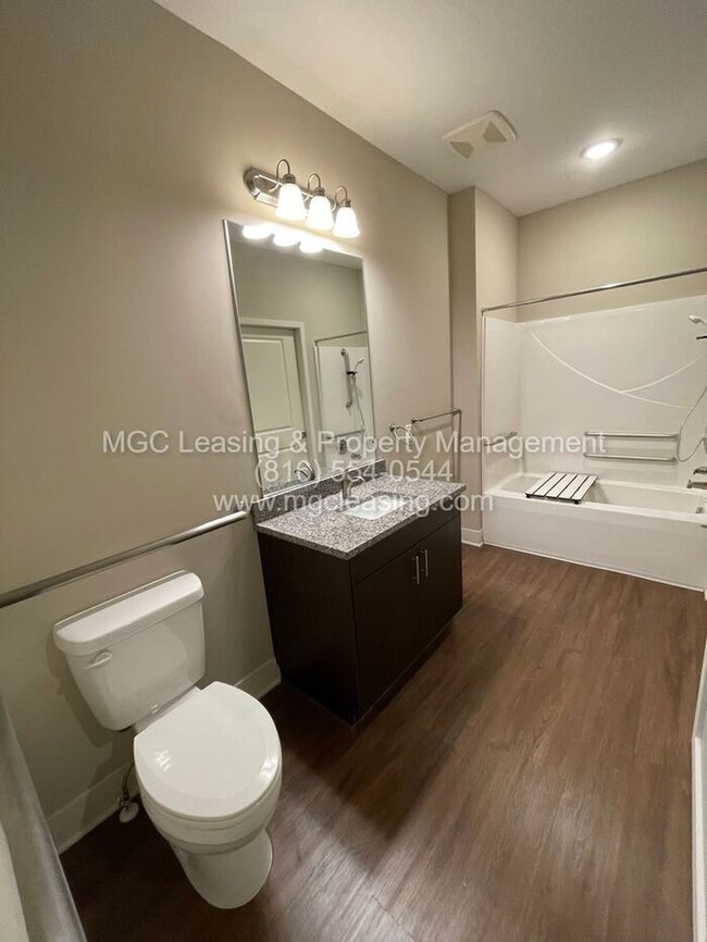 Building Photo - First Floor HCA Apartment with Extra-Large Primary Bath - Enjoy a $500 rent credit when you lease...