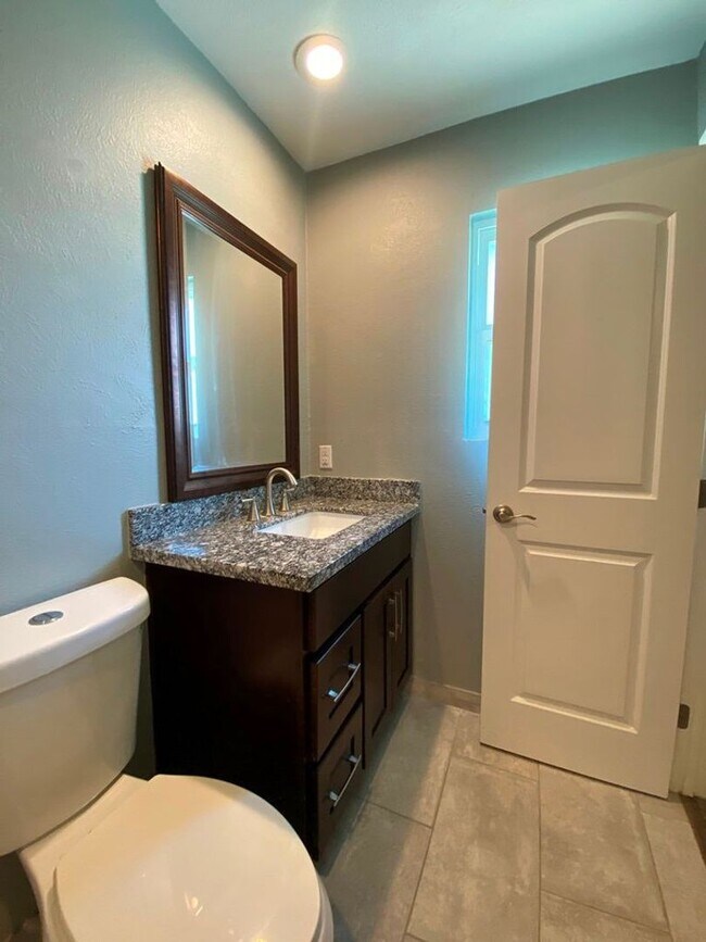 Building Photo - 3411 Lynridge Dr