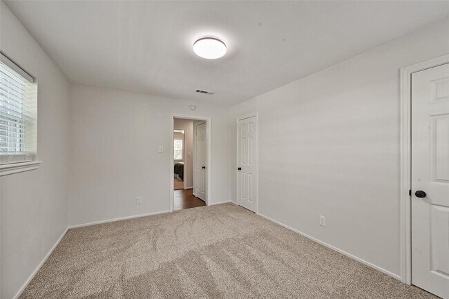 Building Photo - 2511 Blue Willow Dr