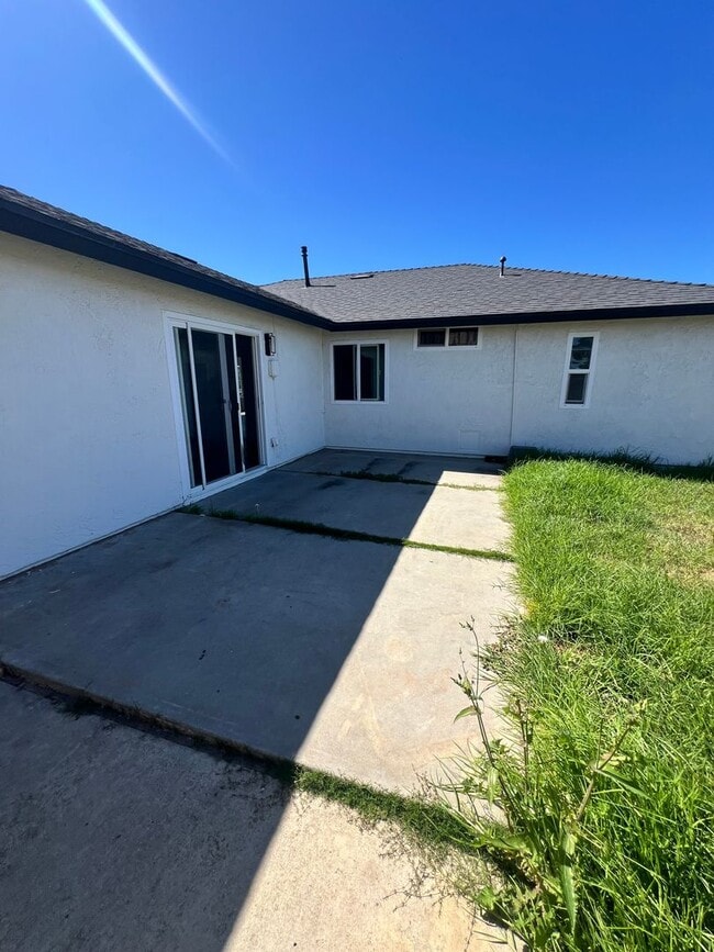 Building Photo - Oxnard - Four bedroom, two bathroom, singl...