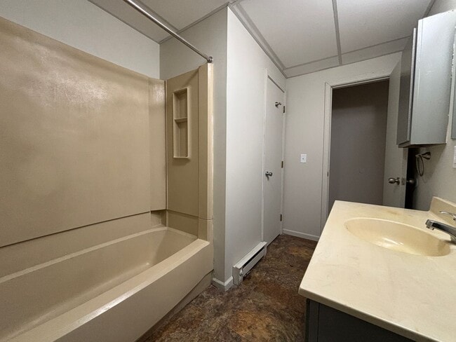 Building Photo - Renovated 1 Bedroom, 1 Bath Apartment at t...