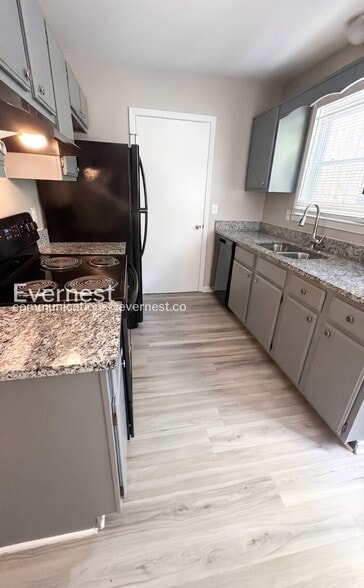 Building Photo - 483 Ellenwood Dr