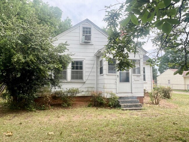 Building Photo - Three bedroom, 1 bath house with studio apartment in Burlington