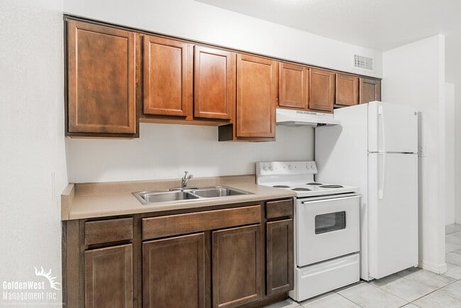 Building Photo - Single Level Spacious 2Bdm 1Ba Apartment i...