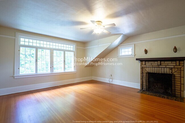 Building Photo - Cozy Three-Bedroom Duplex in Historic Irvi...