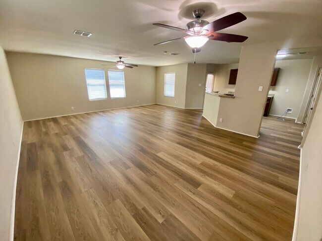 Building Photo - It's a Beauty ~ Great Location ~ 3/2.5 ~ M...