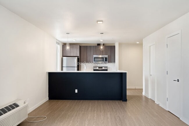 Building Photo - Contemporary 2 BD | 1.5 BA Apartment in The Heart of Northeast Portland