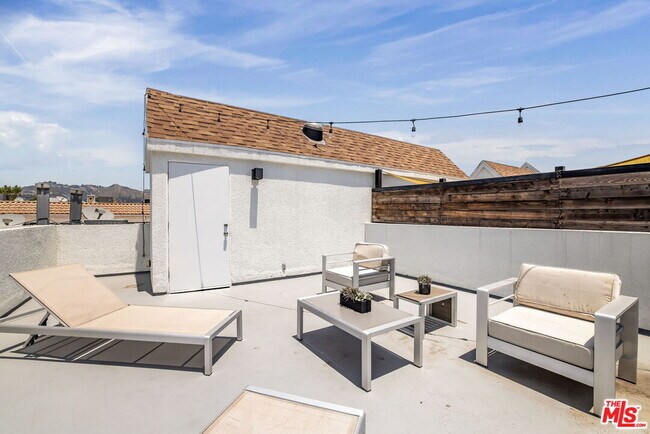 Building Photo - 801 N Martel Ave