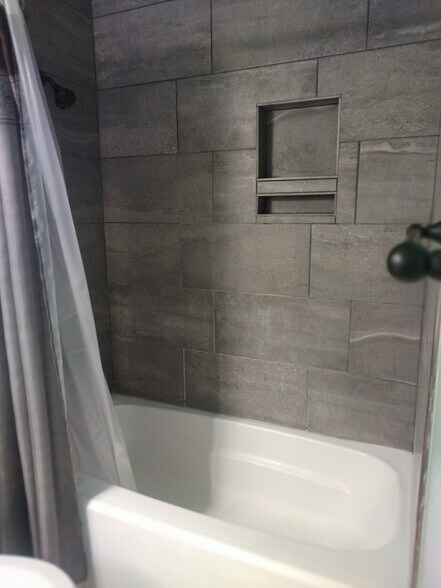 Tub - 277 N Lamb Blvd