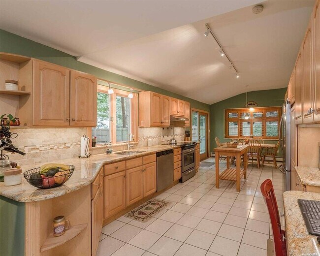 Building Photo - 43 Spencer Ln