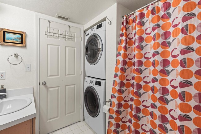 Building Photo - 3635 Seaside Dr