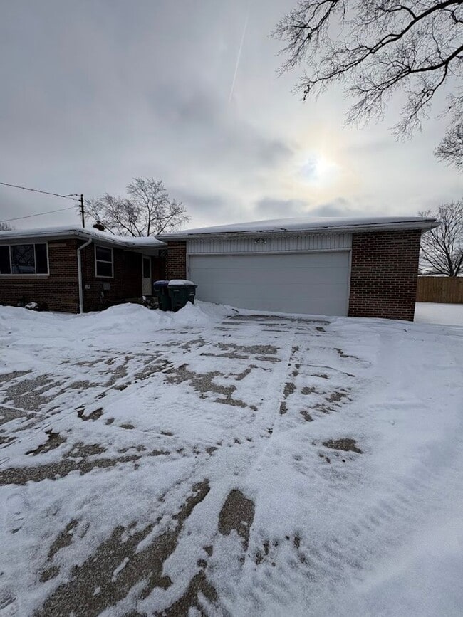 Building Photo - Three bedroom two bathroom single story home for rent