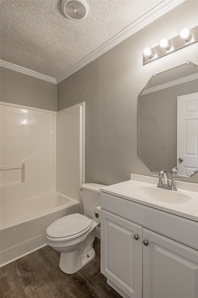 Building Photo - 164 Varsity Dr