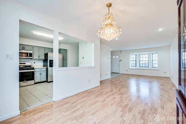 Building Photo - 404 Maplecrest Rd