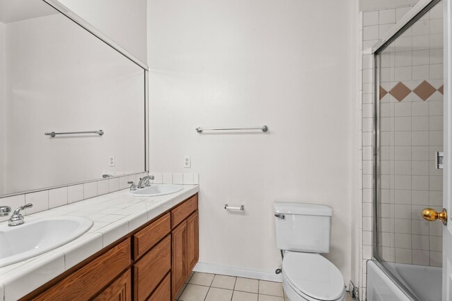 Building Photo - Spacious 2-Bed Townhome with Private Rooft...