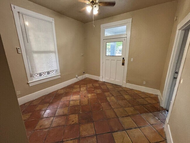 Building Photo - 1Bd/1Bth Historic Apartment off Broadway –...