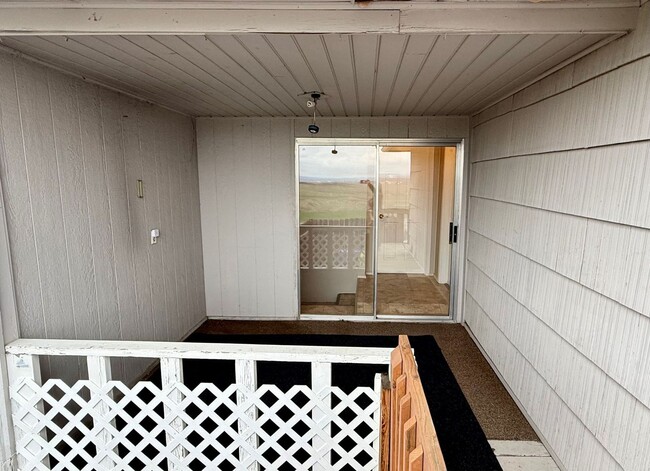 Building Photo - Orchards Home with a View