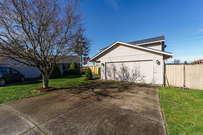Building Photo - 4 Bedroom 2.5 Bathroom With Large Fenced B...
