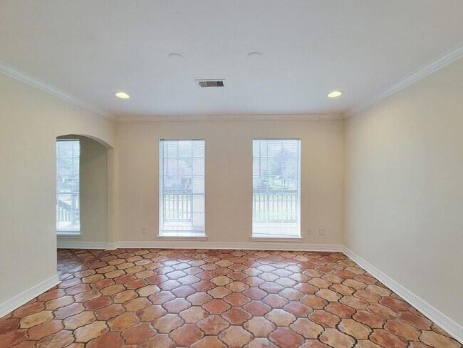 Building Photo - BEAUTIFUL LARGE 4 BEDROOM 2.5 BATH HOME