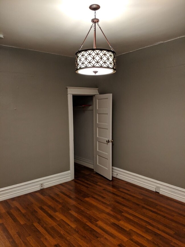 Building Photo - Beautiful Home!  Perfect combo of old world charm with modern finishes & ammenities!