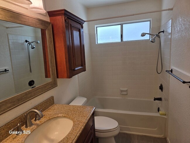 Building Photo - Three Bedroom Two Bathroom Home in Antelope