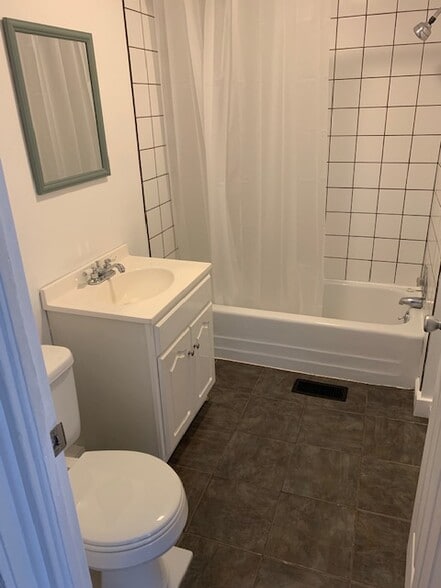 Fresh painted bathroom - 46 Vick Park