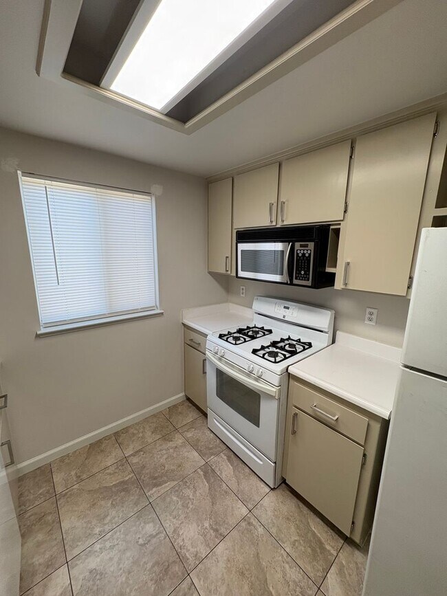 Building Photo - 4 Bed 2 Bath Single Family Home in Hanford!
