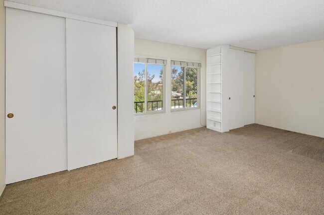 Building Photo - Stunning townhouse in La Jolla / North UTC area