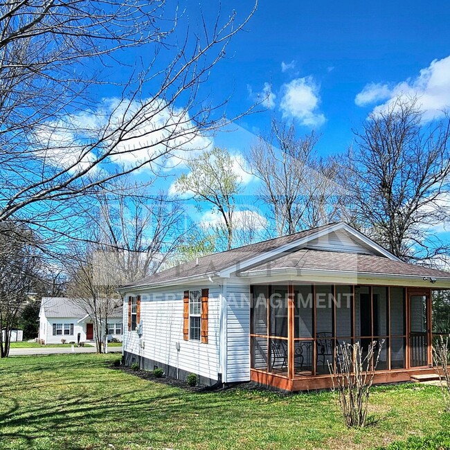 Building Photo - ADORABLE COTTAGE-STYLE HOME